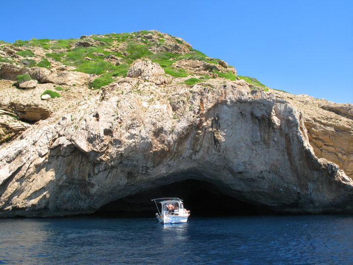 fishingtripmajorca.co.uk boat tours to Sa Cova Blava Majorca